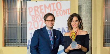 GRAF9771. MILÁN, 13/09/2021.- La presidenta de la Comunidad Isabel Díaz Ayuso (d) recibe el premio Llama de la Libertad, concedido por el Instituto Bruno Leoni, por su gestión del COVID-19, hoy lunes en el Museo Diocesano de Milán. EFE/Comunidad de Madrid ***SOLO USO EDITORIAL/SOLO DISPONIBLE PARA ILUSTRAR LA NOTICIA QUE ACOMPAÑA (CRÉDITO OBLIGATORIO)***