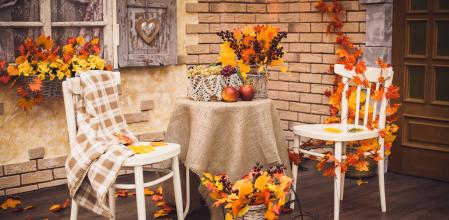 Patio con muebles en otoño.