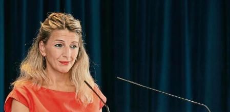 La vicepresidenta segunda y ministra de Trabajo y Economía Social Yolanda Díaz, responde a los medios tras una reunión en el Sede Casa Mediterráneo, a 13 de septiembre de 2021, en Alicante, Comunidad Valenciana (España). Puig y Díaz mantienen una reunión antes de que ambos presenten “Diálogo 5 + 5”, el Foro Mediterráneo Occidental, que tiene como fundamento la cooperación entre los países de la cuenca del Mediterráneo occidental. Está integrado por España, Portugal, Francia, Italia y Malta, por el lado europeo, y por los cinco países del Magreb, Marruecos, Argelia, Libia, Mauritania y Túnez. Con motivo de la presidencia española de este Foro en 2021, Casa Mediterráneo albergará el próximo octubre la reunión sectorial de ministros de trabajo y hoy tiene lugar su presentación oficial. 13 SEPTIEMBRE 2021;SEDE CASA MEDITERRANEO;VALENCIA;COMUNIDAD VALENCIANA Joaquín Reina / Europa Press 13/09/2021