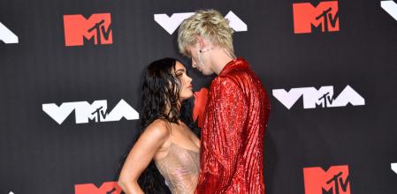US actress Megan Fox (L) and US singer Machine Gun Kelly arrive for the 2021 MTV Video Music Awards at Barclays Center in Brooklyn, New York, September 12, 2021. (Photo by ANGELA WEISS / AFP)