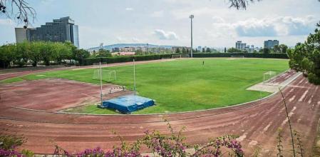 Las pistas polideportivas de la Universitat de Barcelona (UB) están en uno de los extremos de la avenida Diagonal. (Llibert Teixidó)