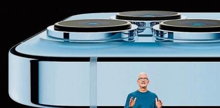 El consejero delegado de Apple, Tim Cook, presenta los iPhone 13 Pro. (BROOKS KRAFT / AFP)