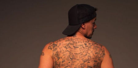 Un hombre alcanza un récord mundial por tener más de 225 firmas tatuadas en su espalda