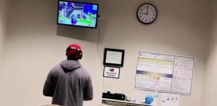 Una madre a punto de parir enseña cómo el futuro padre se lleva una Xbox para jugar en el hospital