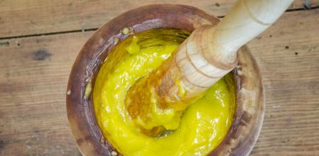 Alioli casero preparado con mortero