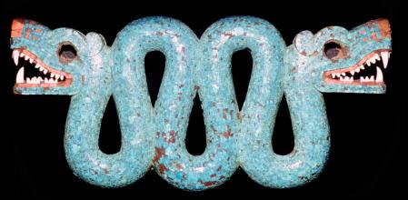 Serpiente bicéfala azteca. Madera cubierta de mosaico turquesa. British Museum.