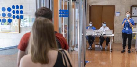 VACUNACION EN LAS UNIVERSIDADES. VACUNACION CONTRA LA COVID-19 EN LA UPC DE AVDA DTOR MARAÑON. UNA ENFERMERA DE PERSONAL SANITARIO PREGUNTA A ESTUDIANTES SI ESTAN VACUNADOS