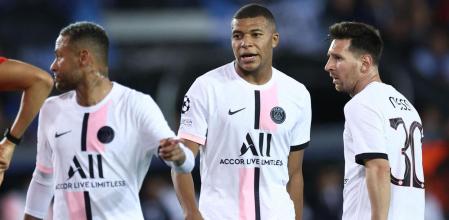 (From L) Paris Saint-Germain's Brazilian forward Neymar, Paris Saint-Germain's French forward Kylian Mbappe and Paris Saint-Germain's Argentinian forward Lionel Messi look on during the UEFA Champions League Group A football match Club Brugge against Paris Saint-Germain (PSG) at Jan Breydel Stadium in Bruges, on September 15, 2021. (Photo by KENZO TRIBOUILLARD / AFP)