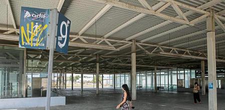 ESTACIÓN DE RENFE DE EL PRAT DE LLOBREGAT. ESPACIO JUNTO A LA ESTACIÓN DONDE DEBERÍA ESTAR UBICADA LA ESTACIÓN INTERMODAL ,proyecto que data de 2008 y que no se ha llegado a finalizar y que supondría la conexión de las líneas de Cercanías de Renfe que pasan por el municipio: R2 (R2 Sur y R2 Norte), la estación de la L9 de metro y los trenes de alta velocidad, que aún no se detienen en el municipio. En estos momentos, ya existe una estación de trenes de alta velocidad construida y anexa a la estación de Cercanías, pero que no está en funcionamiento.