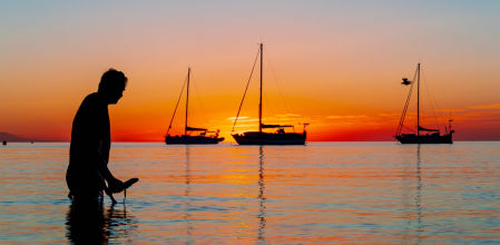 Buscando el tesoro en la playa de la Cepa de Fuengirola.