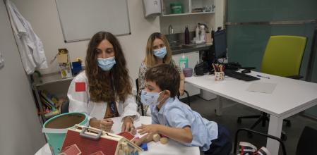 Estudio psicológico sobre el Covid en trasplantados, Pablo de seis años trasplantado de hígado con su madre Macarena y la psicóloga Mieria Forner autora del estudio Foto Ana Jiménez