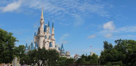 La artimaña para saltarse las colas de Disney World que podría estar infringiendo la ley