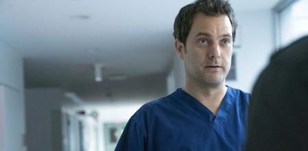 Joshua Jackson, el 'Doctor Muerte' de la serie.