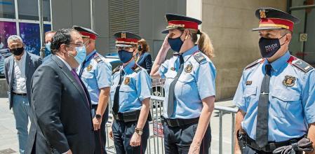 Joan Ignasi Elena García, Conseller d'Interior visita la comisaria de mossos del Raval acompañado del intendente jefe de Ciutat Vella Rafa Tello