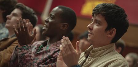 Otis y Maeve tienen cerrado el consultorio sexual.