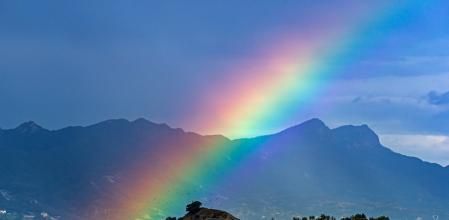 El arco iris corona el Puigsacalm.