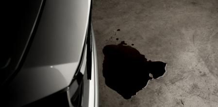 Generalmente, si detectamos una mancha debajo del coche es una mala señal