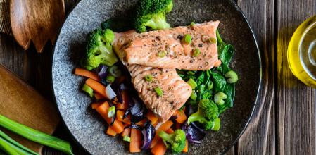 El salmón al vapor es una opción saludable y deliciosa para la comida o la cena.