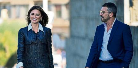 Spanish actress Penelope Cruz between Spanish actor Antonio Banderas, right, and Argentinian actor Oscar Martinez during the photocall at the 69th San Sebastian Film Festival, in San Sebastian, northern Spain, Friday, Sept. 17, 2021. (AP Photo/Alvaro Barrientos)
