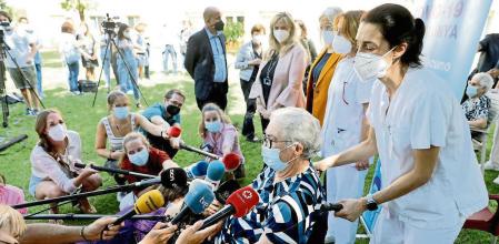 foto XAVIER CERVERA 17/09/2021 Inici de la vacunació de dosis addicionals contra la COVID-19 a la residència Feixa Llarga de l’Hospitalet de Llobregat La consellera de Drets Socials, Violant Cervera, i la secretària de Salut Pública, Carmen Cabezas assistiran avui divendres 17 de setembre, a les 12.30h, a la residència Feixa Llarga de l’Hospitalet de Llobregat a l’inici de l’administració de dosis addicionals contra la COVID-19 a Catalunya en centres residencials. Una de les residents que la rebrà serà Josefa Pérez, que va ser la primera persona vacunada contra la Covid-19 a Catalunya. D’aquesta manera, el Departament de Salut i el Departament de Drets Socials posen en marxa l’operativa necessària per començar l’administració d’una dosi addicional de la vacuna contra la COVID-19 als residents de les residències de gent gran. En finalitzar, la titular de Drets Socials i la secretària de Salut Pública atendran els mitjans de comunicació al jardí del recinte de la residència Feixa Llarga. Els mitjans gràfics podran prendre imatges de la vacunació als residents. *Cal fer un correu a premsa.salut@gencat.cat per confirmar assistència*. DATA: Divendres 17 de setembre HORA: 12.30h LLOC: Residència Feixa Llarga de l’Hospitalet de Llobregat