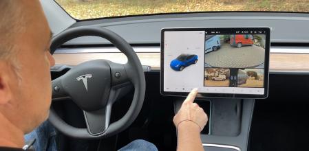 Los coches de Tesla incorporan en el salpicadero una gran pantalla central táctil que da acceso a múltiples funciones del coche&nbsp;