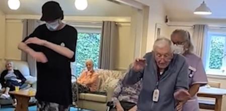 El bonito vídeo de un joven con autismo enseñado a un anciano de 101 años a bailar hip hop