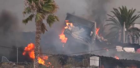 Las coladas de lava del volcán de Cumbres Viejas avanzan sin freno.