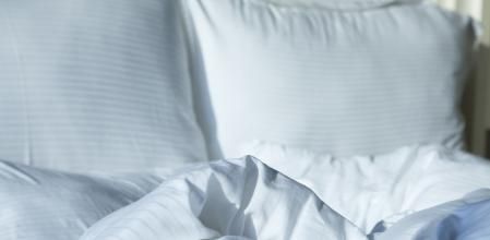 Los canapés son una opción práctica que permite descansar con comodidad.