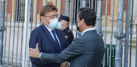 Ximo Puig saluda a Juanma Moreno Bonilla a su llegada al Palacio de San Telmo