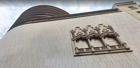 Ventanal de recuerdo de la antigua casa Sicart en la fachada de la calle Fontanella de El Corte Inglés.