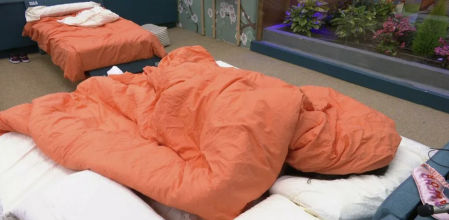 Sandra y Julen bajo el edredón