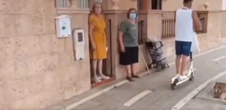 A una vecina de Almería le ha puesto un carril bici justo en la puerta de su casa