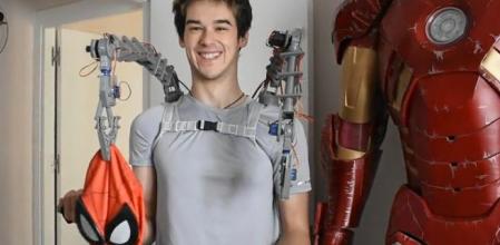 Un joven de 24 años construye unos brazos mecánicos como los del Doctor Octopus