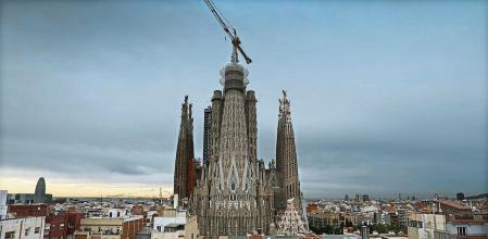 foto XAVIER CERVERA 21/09/2021 La Torre de Jesús, próximo objetivo de la Sagrada Família La basílica replantea el programa de obras pero deja el calendario en el aire hasta recuperar el ritmo de ingresos La Sagrada Família sigue recomponiendo y ajustando calendario y presupuesto tras el batacazo provocado por la covid. El cierre del templo redujo los ingresos a cero, lo que ha hizo saltar por los aires el calendario de finalización de las obras. Aún así, y aunque no sea al ritmo deseado, el próximo hito se acerca: el 8 de diciembre, día de la Inmaculada, se colocará la estrella gigante que culminará la Torre de María, de 138 metros. El siguiente objetivo será, este todavía sin calendario, la finalización de la Torre de Jesús, la más alta de todas. Coincidiendo con las jornadas de puertas abiertas, en la nave principal de la basílica se expone la maqueta de la terminal de la futura Torre de Jesús, que estará coronada por una cruz de cuatro brazos de 17 metros de altura, con lo que este pináculo alcanzará los 172,5 metros. 