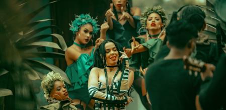 La conocimos como actriz y bailarina, después cantante y ahora, como compositora, hasta Marvel ha requerido de su talento.