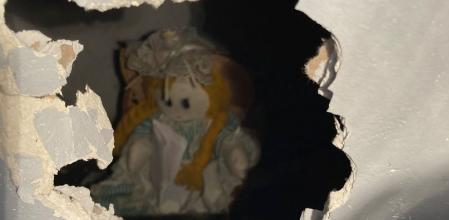Un hombre se muda a una nueva casa y encuentra una muñeca de trapo con una nota terrorífica