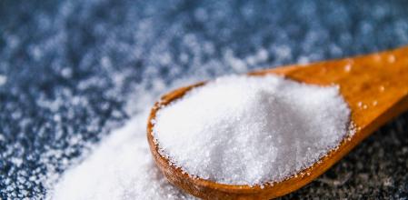 Una cuchara de madera con sal