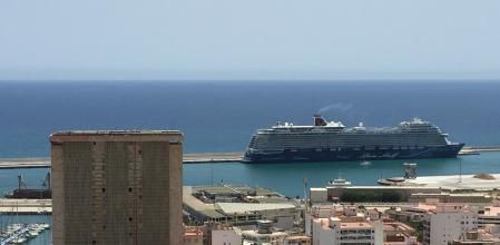 Un crucero atracado en el puerto de Alicante en el verano de 2021