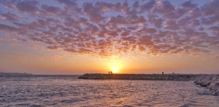 Amanecer con cielo enladrillado en Fuengirola.