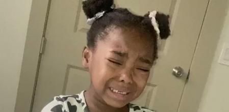 La reacción viral de una niña que piensa que su madre es una 'alien' tras descubrir su pasaporte