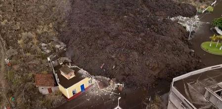 La erupción del volcán y el avance de la lava hacia la costa