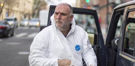 José Andres desinfectando su coche en Washington D.C., el 19 de marzo de este año