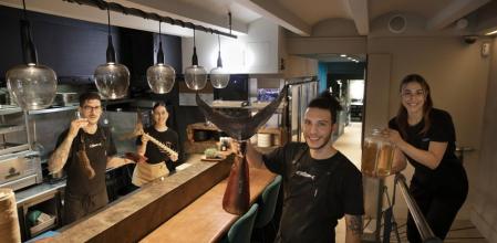 En primer plano Riccardo Radice y Giulia Gabriele y detrás de la barra  el cocinero Àlex  Castelló y Adriana Carrandi, de  sala.