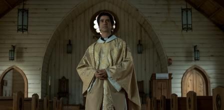 Cuando el cura interpretado por Hamish Linklater llega a la isla, empiezan a suceder cosas inexplicables.