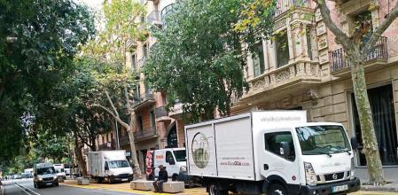 Carril de rayas amarillas de Consell de Cent / Muntaner ocupado por vehículos.