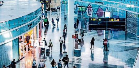 foto XAVIER CERVERA 05/06/2021 (zona entre salidas y embarques : tiendas y gastronomia) la terminal nueva T1 BCN del aeropuerto de Barcelona en El Prat de Llobregat, su seccion longitudinal, ya dentro de las puertas de embarque (colas), con zonas cortadas, otras a pleno rendimiento, gente esperando a su vuelo, aviones desmbarcando o a la espera d sus clientes, ...a medio gas avion /es (ryanair, air france, vueling,..) y pasajeros por estar todavia (cuarta ola) de la pandemia por coronavirus (covid) la semana q se ha debatido y mucho la necesidad de ampliar la pista 'lado mar' para optimizar y aumentar la capacidad del septimo aeropuerto de Europa, y segundo del estado español (durante la hora punta de la semana, tarde sobre las 6pm del viernes)