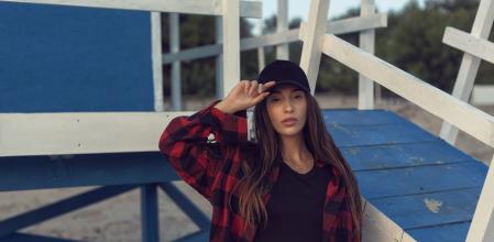 mujer con sobrecamisa.