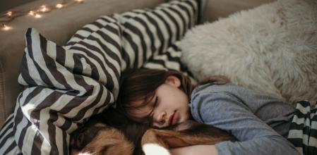 El tema del niño, la mascota y su relación a la hora de dormir juntos es una consulta frecuente para los pediatras