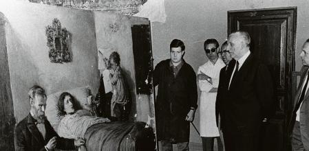 El alcalde de la ciudad de Barcelona, José María de Porcioles, observando el cuadro 