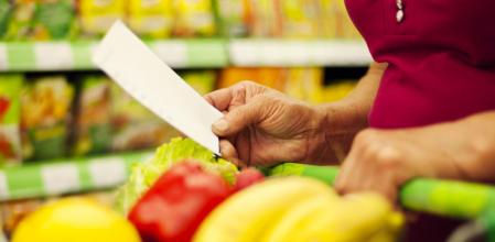 Al supermercado, hay que ir con lista de la compra. // Freepik - gpointstudio